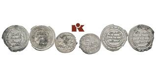 Seite 62 Künker elive Auction 41 ORIENTALISCHE MÜNZEN LOTS 291 Kleines Lot orientalischer Silbermünzen: Enthalten sind zwei Prägungen der Umayyaden und eine Münze der persischen Ilkhane.