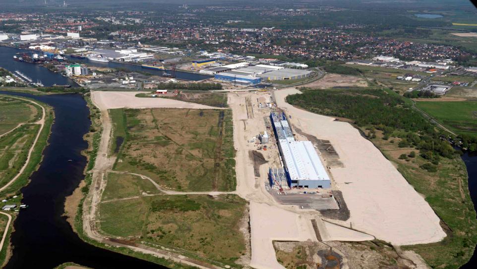 Beispiel: Bremerhaven - Entwicklung für Offshore-Wind Weser 35 meter Schleuse Offshore Fundamente, Produktionsstart 2009 Fertigungshalle M5000 B71 3 km zur A27 Schwerlastkaie Offshore