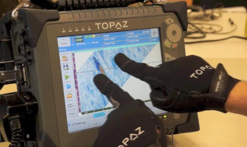 Abbildung 2: TOPAZ Betreiben Sie es mit einer Berührung TOPAZ hat einen hochauflösenden ultrahellen Multi-Touch-Display, der für die Verwendung im Innen- und