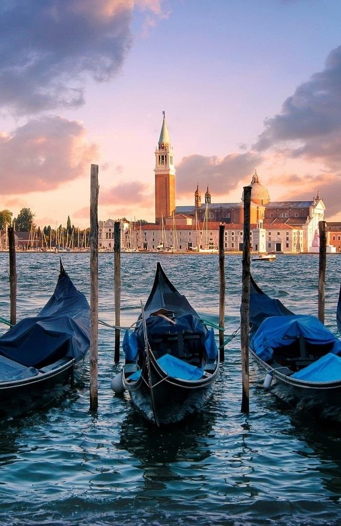 Piazza die Miracoli mit seinem schiefen Turm, der Taufkirche und dem heiligen Friedhof und sicher