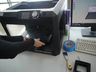 5.1 Arbeitsfläche herausnehmen Herzlich Willkommen am 3D Drucker.