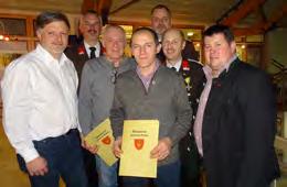 Das Ehrenzeichen in Bronze für langjährige aktive Tätigkeit bei der Freiwilligen Feuerwehr Hofstetten-Grünau wurde an Karl Kraushofer und Norbert Gamsjäger verliehen.
