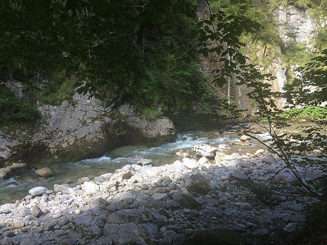12267 Stille Meditationswanderung auf dem Lechweg Der Lechweg führt entlang naturbelasser Schotterbänke am türkisblauen Fluss durch atemberaubende Alpenlandschaften, wilde Schluchten und felsige