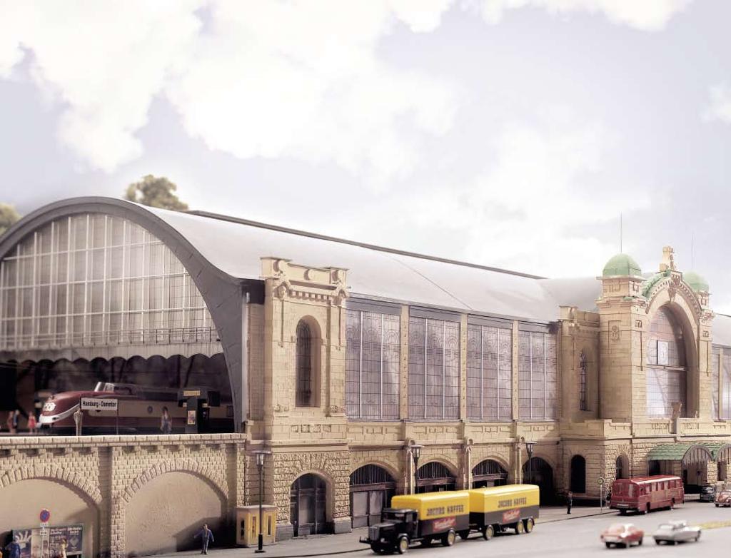 BAHNHOF HAMBURG-DAMMTOR. Der Bahnhof Hamburg-Dammtor wurde 1901-1903 erbaut. Der Regierungs- und Baurat Schwartz und der Archtitekt Rüdell entwarfen die vollkommen symmetrische Halle.