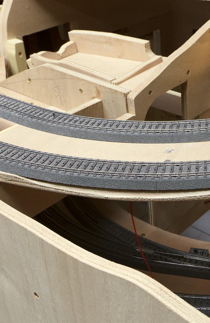 .. Anschließend werden die Trassen aufgebaut. Hierfür benötigt man Platten in den Abmessungen der Anlage eine für jede Gleisebene.