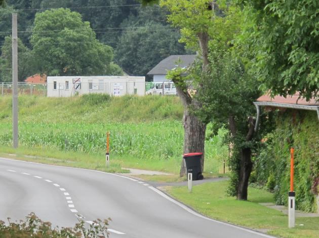 Die Querung der Straße ist an dieser Stelle problematisch, weil durch die Kurve schlechte Sicht