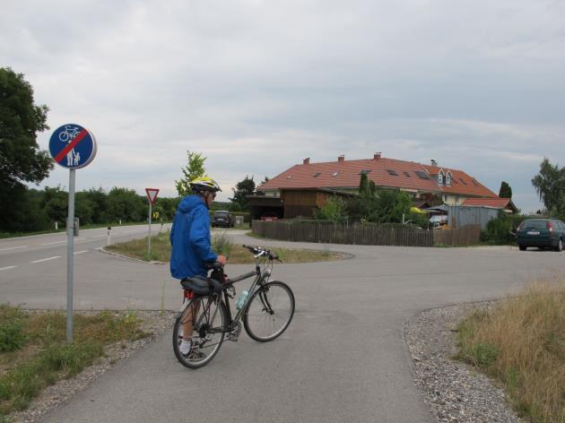 10. Ortsteil Hasenau - Radweg nach Haid Der Radweg endet im Bereich der Kreuzung.