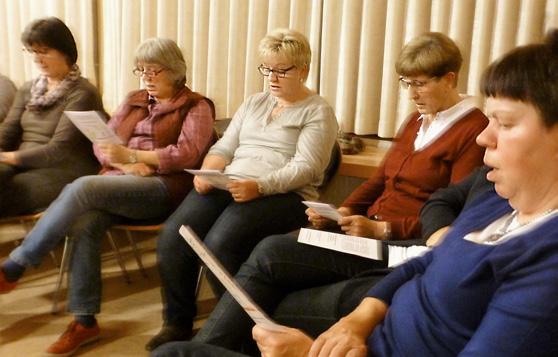 Im Anschluss daran hatten der Frauenbund Brochthausen und Pfarrer Markus Grabowski zu einer Gesprächsrunde im Pfarrheim eingeladen.