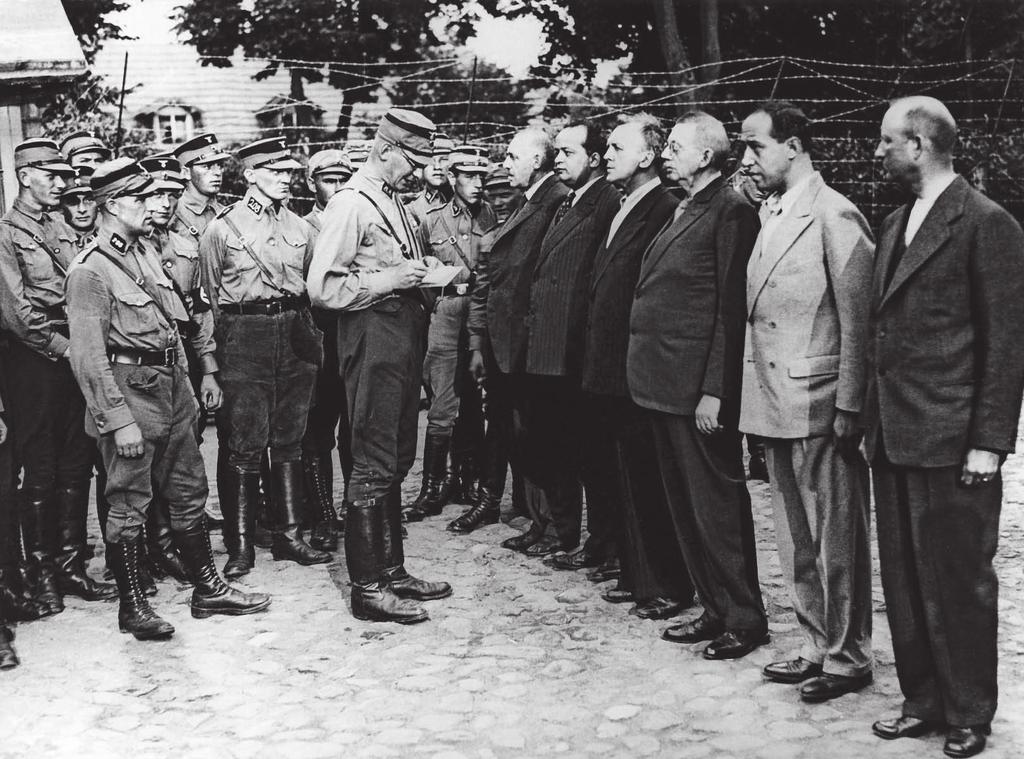 »150 JAHRE SPD«Appell im Konzentrationslager Oranienburg bei Berlin im August 1933 mit inhaftierten SPD-Mitgliedern und Mitgliedern des Rundfunks (von rechts nach links: Kurt Magnus, Hans Flesch,