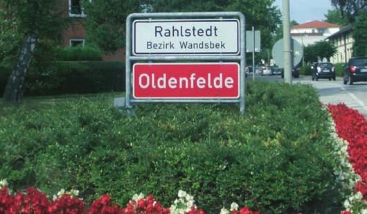 Mit den Mitteln können im Stadtteil Rahlstedt wieder neue rote Ortsteilschilder als Ersatz für abgebaute, kaputte und unleserliche Schilder beschafft und montiert werden, ebenso neue Schilderrahmen