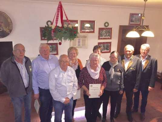 Dezember 2016 wurde die Weihnachtsfeier der Altschützengesellschaft Moos ausgetragen. Vereinszugehörigkeit von 25 Jahren mit der silbernen Ehrennadel ausgezeichnet.