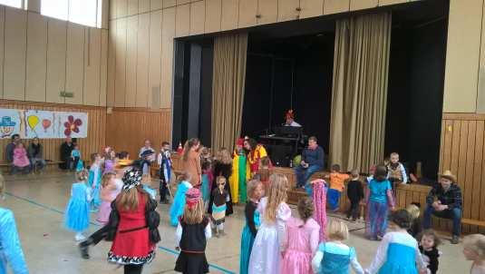 E Die Unterhaltung der Gäste erfolgte durch Musik, Spiel & Tanz, sowie mit dem Schminken der Kinder durch das Kindergartenpersonal.