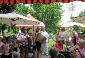 Sommerfest am Schlosspark Im Juli lud das AWO Sozialzentrum am Schlosspark in Regendorf-Zeitlarn dieses Jahr Bewohner und Angehörige zum Sommerfest ein.