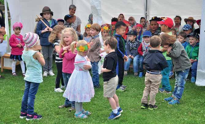 Eine Reise um die Welt Einrichtungen 38 Beim Sommerfest machte der AWO-Kindergarten Kunterbunt seinen Namen alle Ehre: Die Kleinen zeigten ihren Besuchern ein kunterbuntes Programm.