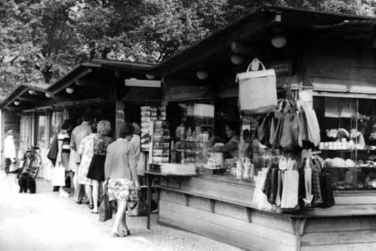 So kannten die Adlershofer den Kleinen Markt mit dem Kulturhaus Peter Kast im Jahre 1961 (Ansicht Dörpfeldstraße). Hunger und Not waren die Erbschaft der Nationalsozialisten.