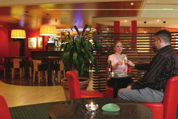 Ibis Köln Centrum** S Das Hotel verfügt über 208 moderne, freundliche, klimatisierte Zimmer; davon