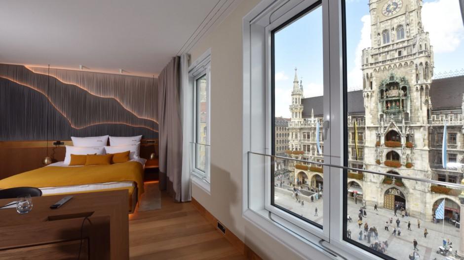 http://www.sueddeutsche.de/muenchen/hugendubel-haus-am-marienplatz-oeffnet-ein-hotel-das-es-so-in-muenchennoch-nicht-gibt-1.