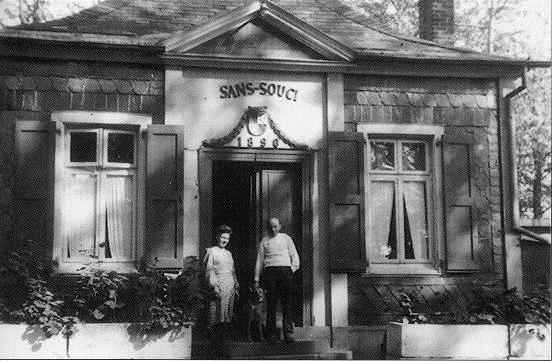 Landhaus Sans-Souci (1) Kohlstraße 64 a August von der Heydt ließ das Landhaus 1890 auf seinem Grundstück gegenüber dem