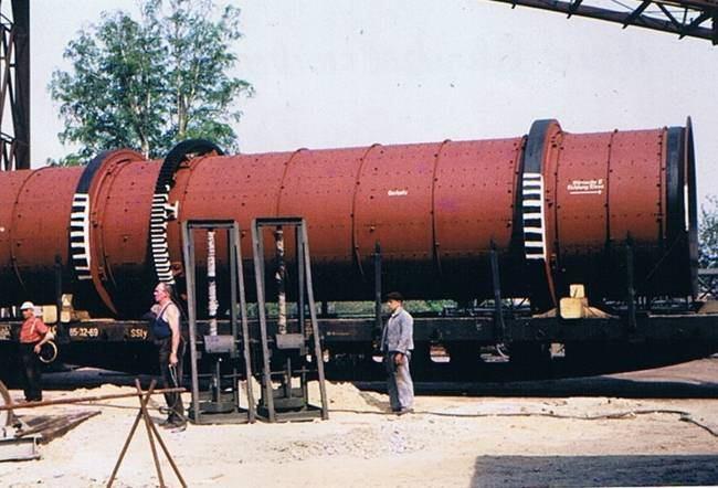 1965 eine neue Schnitzeltrockentrommel von 13 Meter Länge kommt mit der Reichsbahn ins Fabrikgelände.