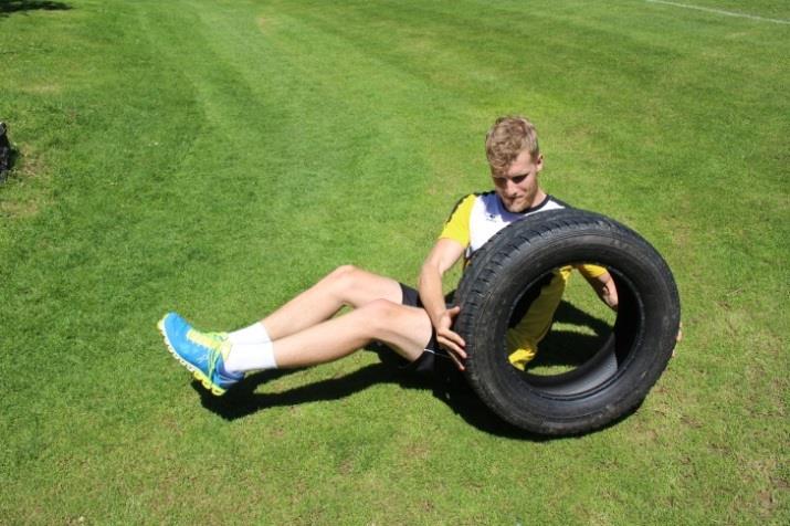 Boden absetzen; kein Zusatzgewicht. Zusatzgewicht (z.b. Steine in den Helm legen / schwererer Ball / Reifen).