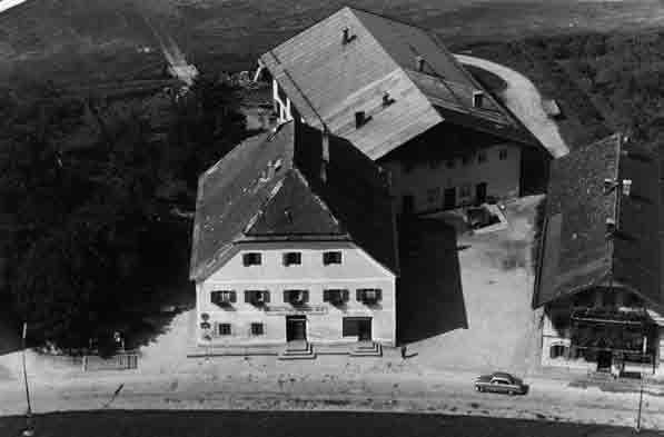 Der Postwirt (Gasthof und Landwirtschaft) und das Anker-Haus in den 50er Jahren.