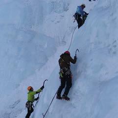 32 Spezialkurs Eisklettern I Das Klettern an gefrorenen Wasserfällen hat sich unter anderem dank neuer Trainingsmethoden und speziell dafür entwickelter Ausrüstung in den letzten 25 Jahren zu einer