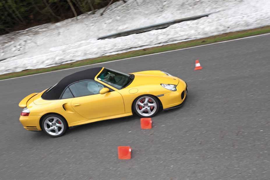 lehrinhalte Als Erstteilnehmer beim Fahrsicherheits training der Porsche Sport Driving School werden Ihnen die Grund lagen der Fahrzeug beherrschung vermittelt.