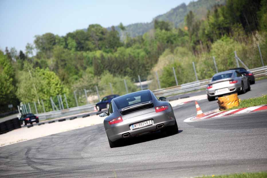 Außerdem erläutern die Porsche Instrukteure die Grundregeln der Fahr physik und des Handlings. Erleben Sie selbst den Unterschied zwischen einem über- bzw.