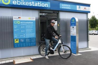 Bild 4: Mein Pedelec, dein Pedelec E-Bike-Sharing funktioniert auch im Stuttgarter Umland. An fünf Bahnhöfen können sich Reisende für wenig Geld ein E-Bike leihen, das sie mit nach Hause nehmen.