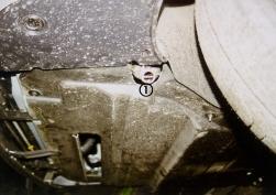 Abgasendrohr befestigen (siehe Bild 7) Für das Abgasendrohr einen Ausschnitt aus der unteren Motorverkleidung ausschneiden.