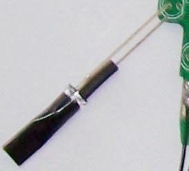 Als erstes wird das Anschlusskabel der Platine durch das Rohr gezogen und die Platine mit leichten Drehbewegungen in das GFK-Rohr eingeschoben.
