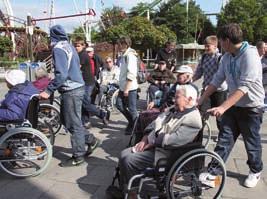 Vorab absolvierten die Schüler allesamt ein Rollstuhltraining, um zum einen den richtigen Umgang zu erlernen und zum anderen selbst zu erleben, wie es ist, im Rollstuhl zu sitzen.