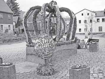 Nr. 15/2014-25 - Sebnitz Hinterhermsdorfer Osterbrunnen Ursprünglich stammt der Brauch zu Ostern die Dorfbrunnen zu schmücken ja aus Franken, ob die im 12./13.
