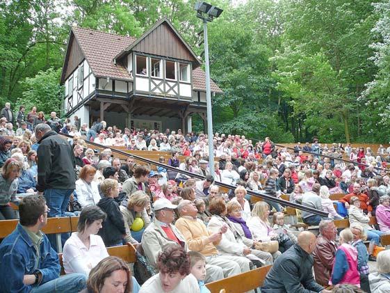 Bayerische und lippische Bellenberger feiern gemeinsam Bühnenjubiläum Erwartungsvoll schauten die lippischen Bellenberger am Pfingstsamstag vom Dorfplatz in Bellenberg zur Paßhöhe auf der einzigen
