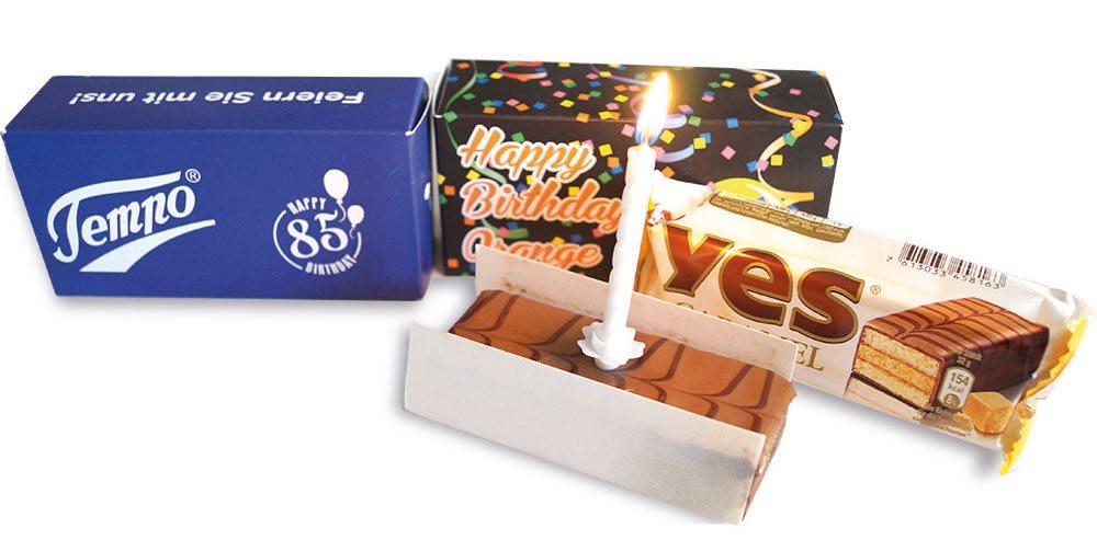YES-Torty Box mit Kerze Original verpacktes YES-Torty von NESTLÉ in einseitig bedrucktem Karton mit weißer Kerze und weißen Kerzenfuß. Artikelname: YES-Torty Box mit Kerze Artikelnummer: KP.