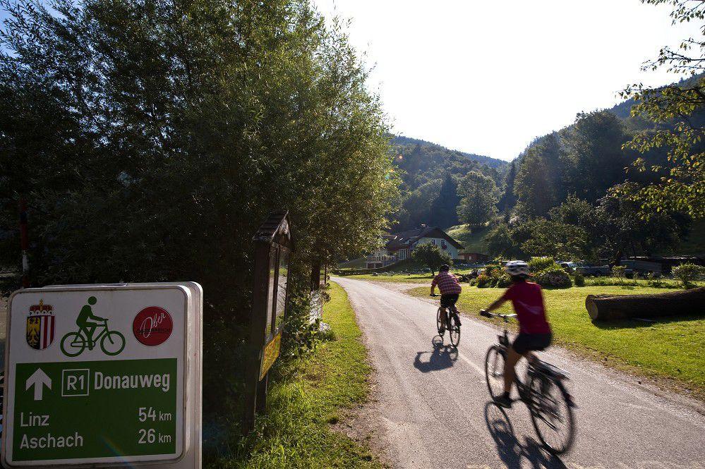 Bitte bringen Sie Ihren eigenen Helm mit, da in Österreich für Kinder bis 12 Jahre Helmpflicht besteht, in der Slowakei für Kinder bis 16 Jahre sowie alle Radfahrer außerhalb geschlossener