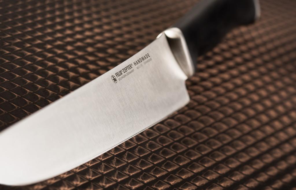 RESOLUTE Was schneidet besser als Klingenstahl? Rasierklingenstahl. RESOLUTE ist das erste Messer weltweit mit einer Klinge aus Rasierklingenstahl.
