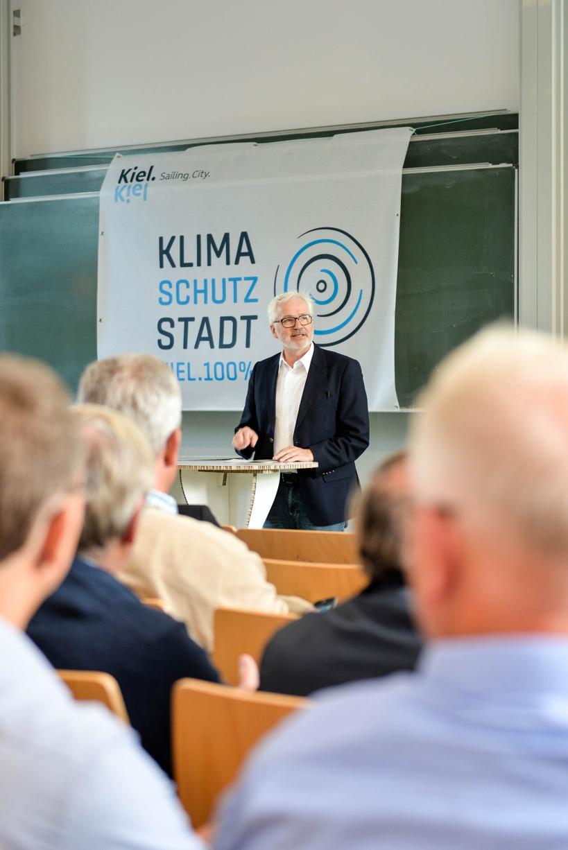 1. Begrüßung und Einführung Die Begrüßung zur Auftaktveranstaltung erfolgte durch den Bürgermeister der Landeshauptstadt Kiel, Herrn Peter Todeskino.