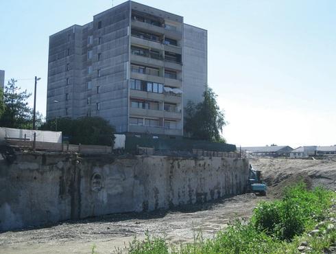 Knapp am Baufeldrand verbleibende Objekte wurden mittels geankerten DSV-Säulen gesichert.