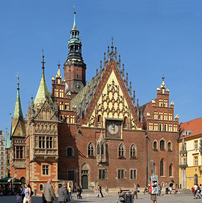 Der mittelalterliche Marktplatz mit dem gotischen Rathaus Der früheste Nachweis von Juden in Breslau ist ein Grabstein aus dem Jahr 1203.