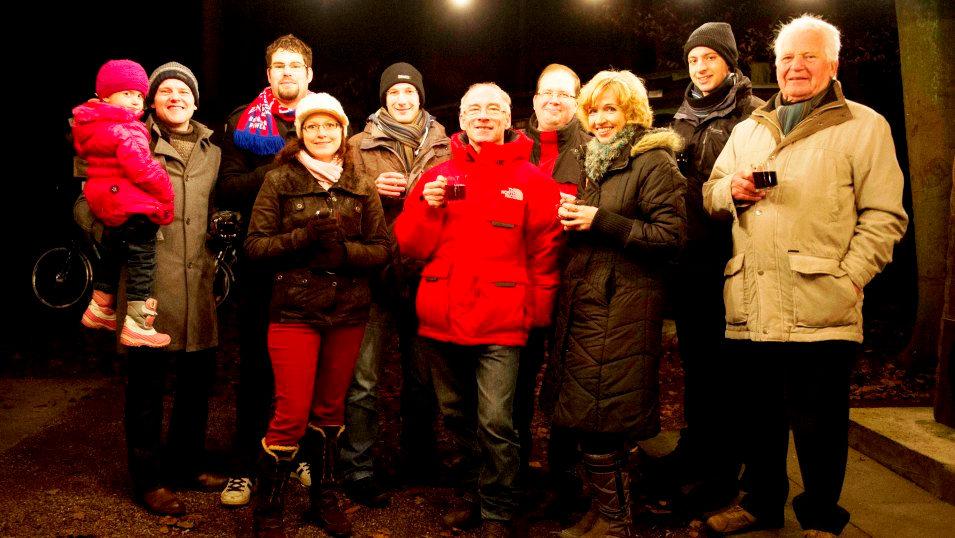 Türchens des lebendigen Adventskalenders und versammelten sich um das Lagerfeuer an der Vogelschutzhütte im Gernsheimer Stadtwald, um gemeinsam den Waldweihnachtsgottesdienst zu feiern.