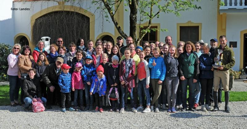Jungzüchter und ihre Begleiter auf Niederbayern-Tour Der Bus war voll, als er sich am ersten Dienstag in den Osterferien wieder mit den Jungzüchtern auf den Weg