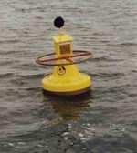 Saisonstart 1993 Eines der am Nordufer stationierten privaten Rettungsboote ( Helga N51) auf dem Steinhuder Meer wird zu Wasser gelassen.