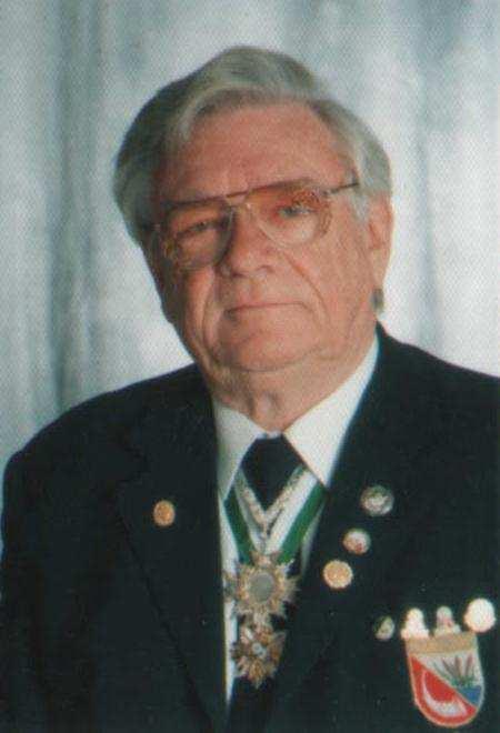 Mai 1997 Rudolf Rudi Semsroth erhält die höchste Auszeichnung der Bundesvereinigung der Deutschen Blas- und Volksmusikverbände die Ehrennadel in Gold. Rudolf Semsroth (*27.7.1925 in Hannover-Steintor / 1.