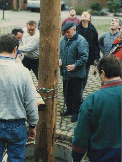 1999 Der neue Maibaum wird auf dem Aloys- Bunge-Platz aufgerichtet: 15,5 m hoch und jetzt mit 22 Mardorfer Handwerksschildern (aus Metall von der DEULA-Nienburg = Spitzenzier / Foto ganz rechts)
