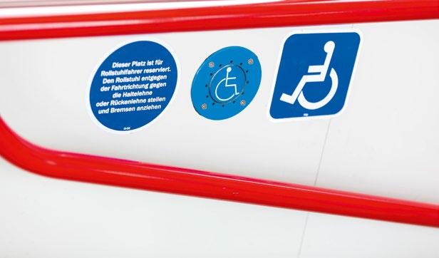 In jedem Fahrzeug gibt es besondere, entsprechend gekennzeichnete Plätze für mobilitätseingeschränkte Fahrgäste.
