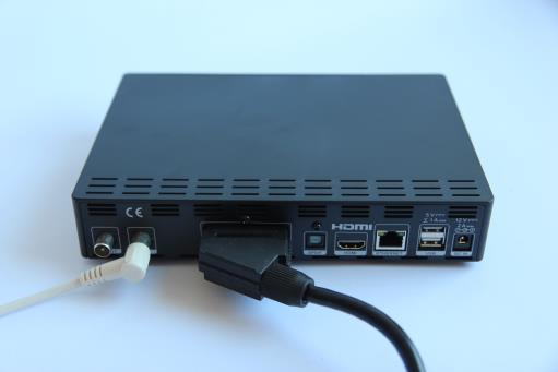 5. Mit SCART-Kabel (optional) SCART Verfügt Ihr Fernsehgerät über keinen HDMI Anschluss, so verbinden Sie die Set-Top-Box mittels SCART Anschluss an Ihrem Fernseher