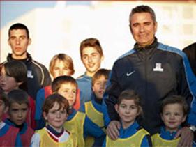 DIE TRAINER Leiter der Schule sind Manolo Sánchez (Foto), ehemaliger Spieler von Atlético de Madrid und Torschützenkönig der Primera División in der Saison 91/92, sowie Carlos Sánchez Aguiar,