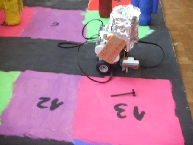 Nicola (5.Klasse) und Nikola (5.Klasse ): Wir bauten und programmierten ein Ufotaxi. Zuerst ist es leider immer unter dem Gewicht des Astronauten zusammengebrochen.