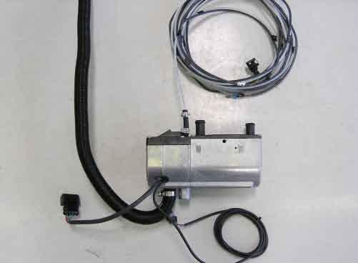 Das Heizgerät in den Gerätehalter einsetzen und mit der Schraube M6 x 95 mit 6 +0,5 Nm und dem Halter 93 01 in der linken Gewindebohrung befestigen.